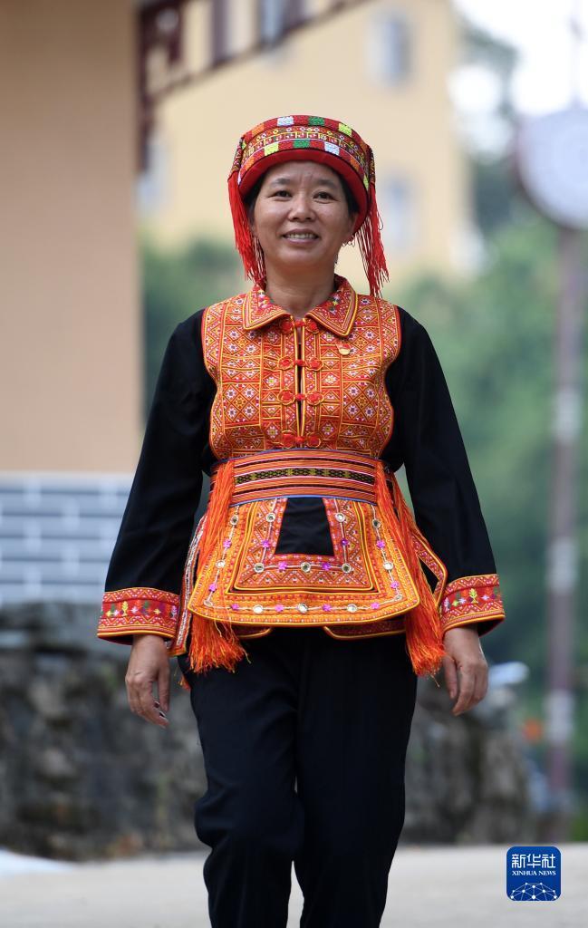 　在廣西蒼梧縣六堡鎮(zhèn)山坪村，祝雪蘭走在村道上（2022年9月22日攝）。新華社記者 陸波岸 攝